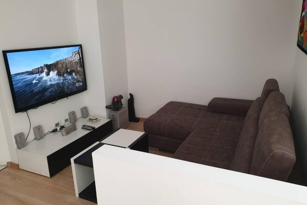 Your Lovely Home, Porta Venezia-1 Queen Bed, 3 Single Beds, 1 Sofa Bed- Мілан Екстер'єр фото