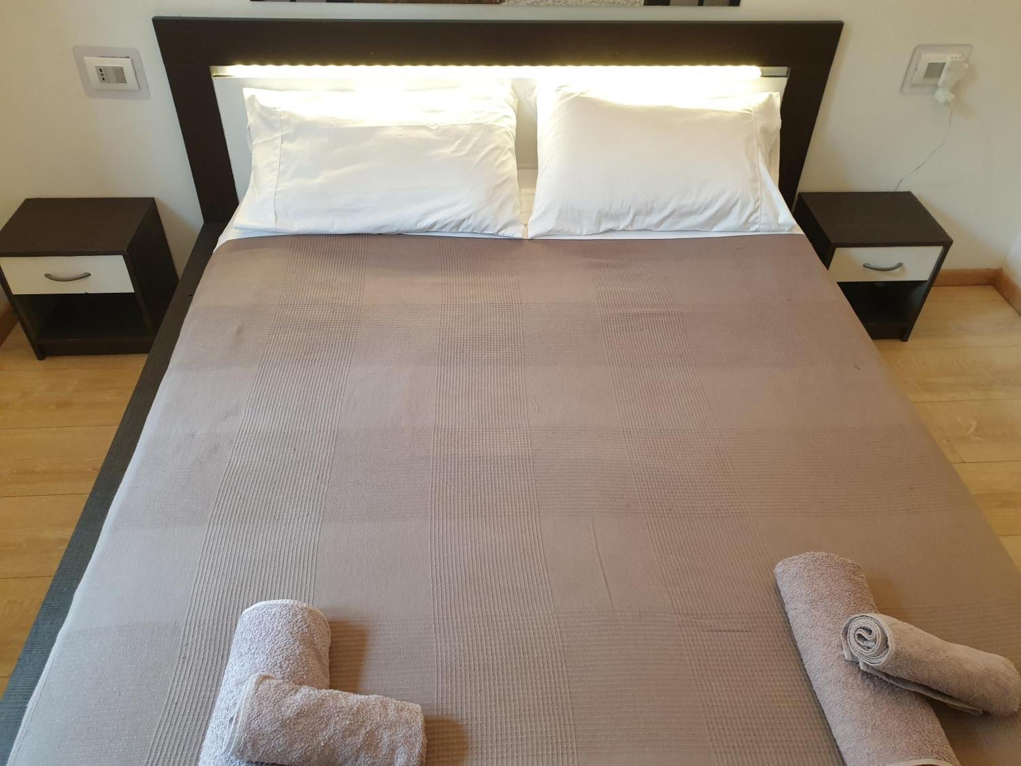 Your Lovely Home, Porta Venezia-1 Queen Bed, 3 Single Beds, 1 Sofa Bed- Мілан Екстер'єр фото